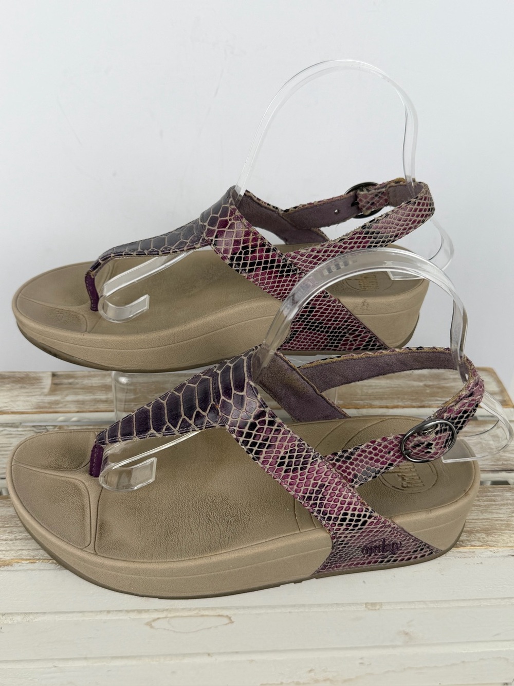 FitFlop sandals in a multicolored snake print with a T-strap design size 7 - Picture 5 of 12
